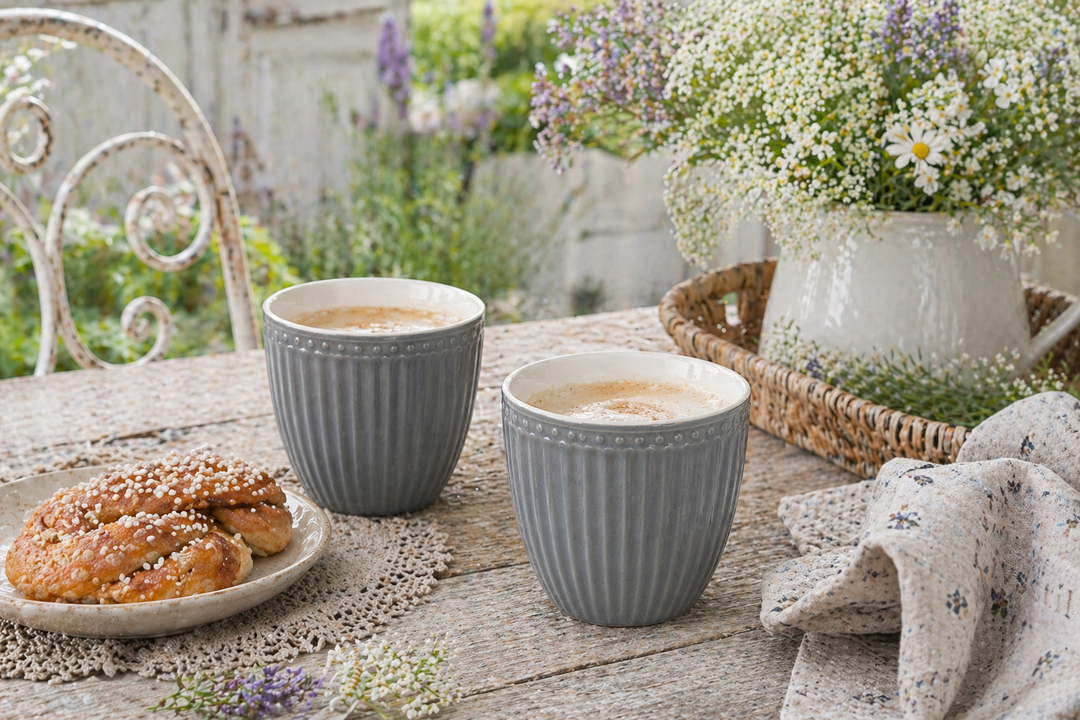 GreenGate Alice Lattebecher steingrau auf Terrasse im sommerlichen Shabby Chic Landhausstil dekoriert