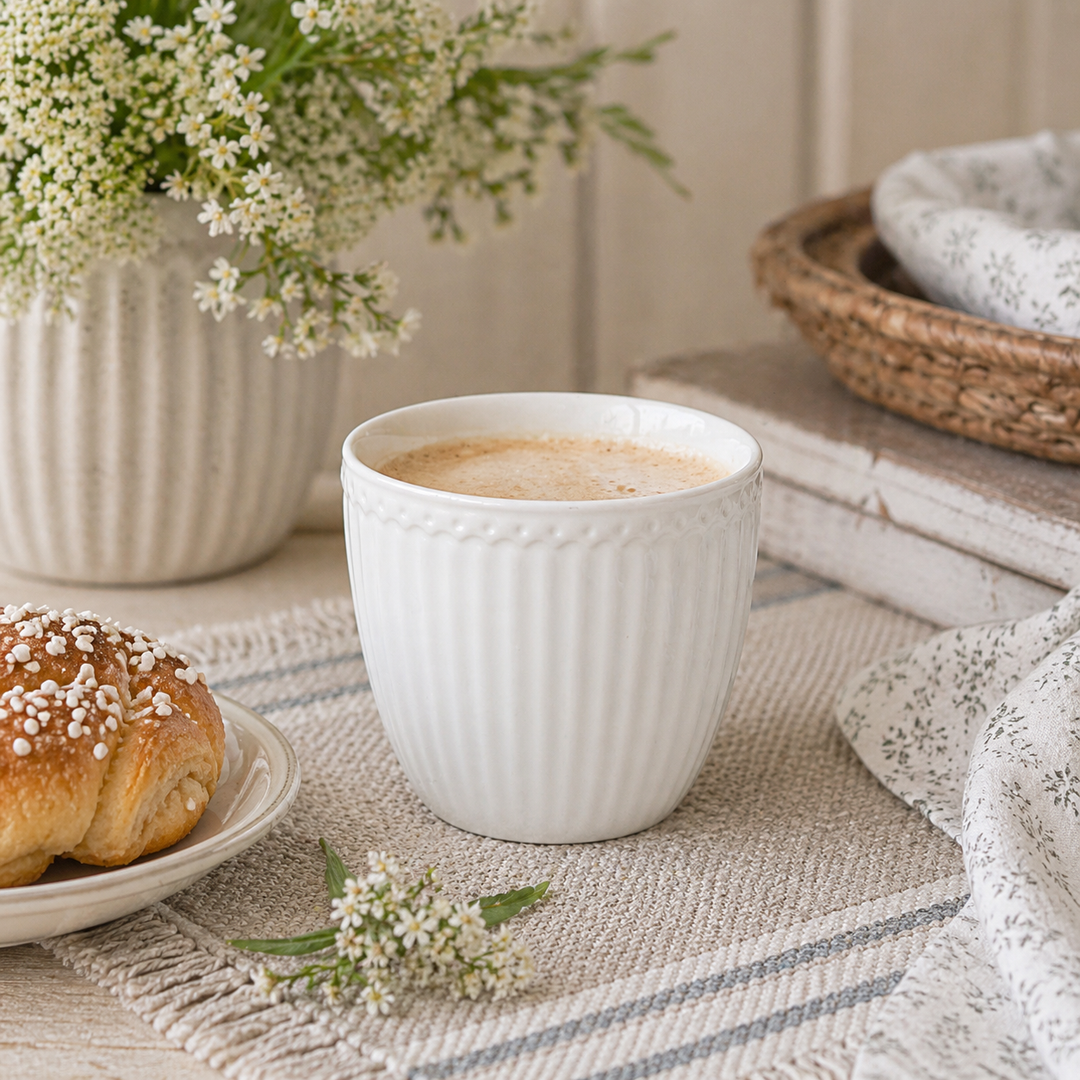 GreenGate Alice Lattebecher weiß in Nutzung mit Kaffee im skandinavischen Hygge Stil