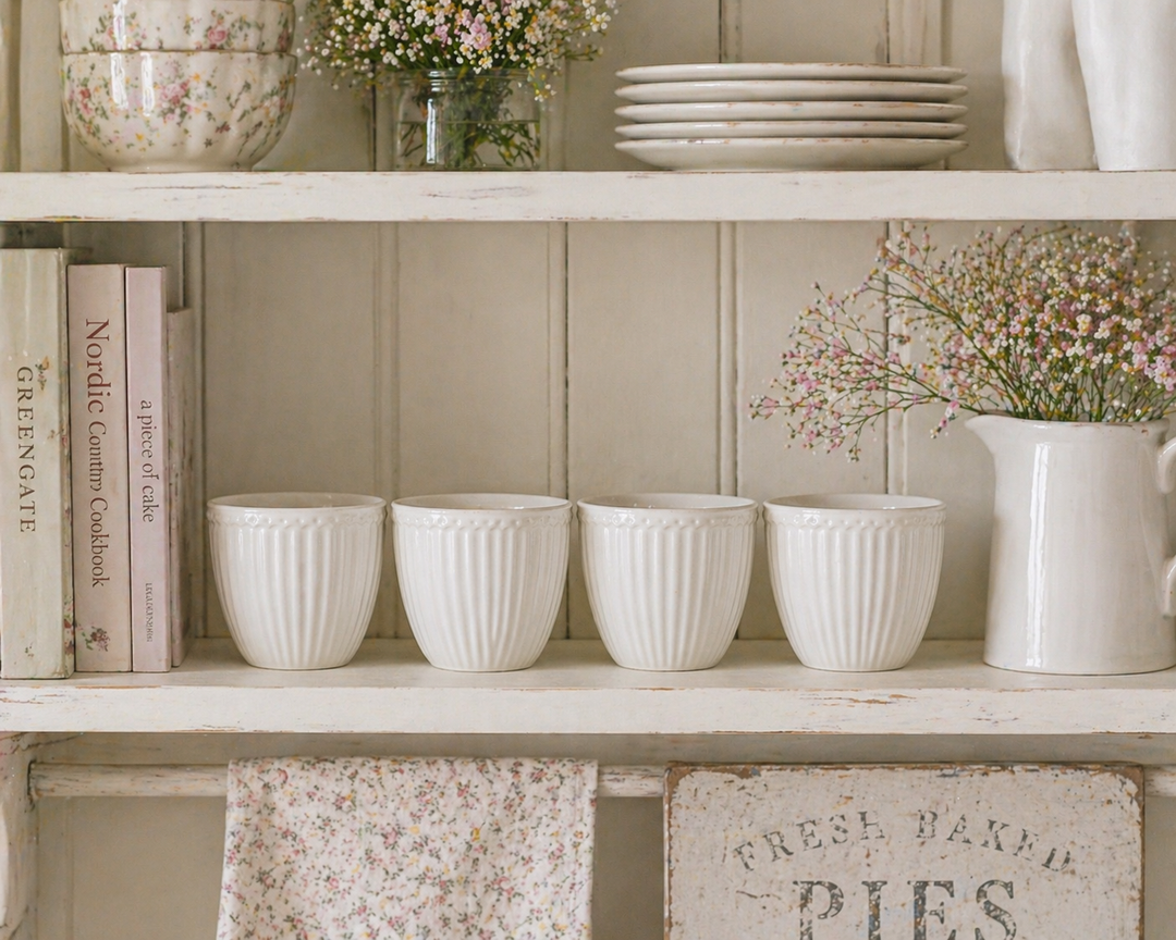 GreenGate Alice Lattebecher weiß im Regal einer Shabby Chic Landhausküche dekoriert