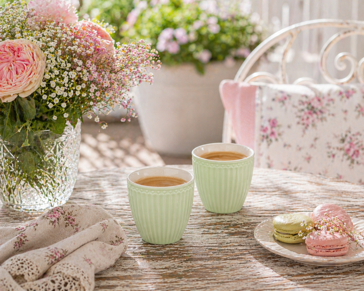GreenGate Mini Latte Cup Alice hellgrün auf sommerlicher Terrasse im Shabby Chic Landhausstil mit Blumen und Gebäck dekoriert