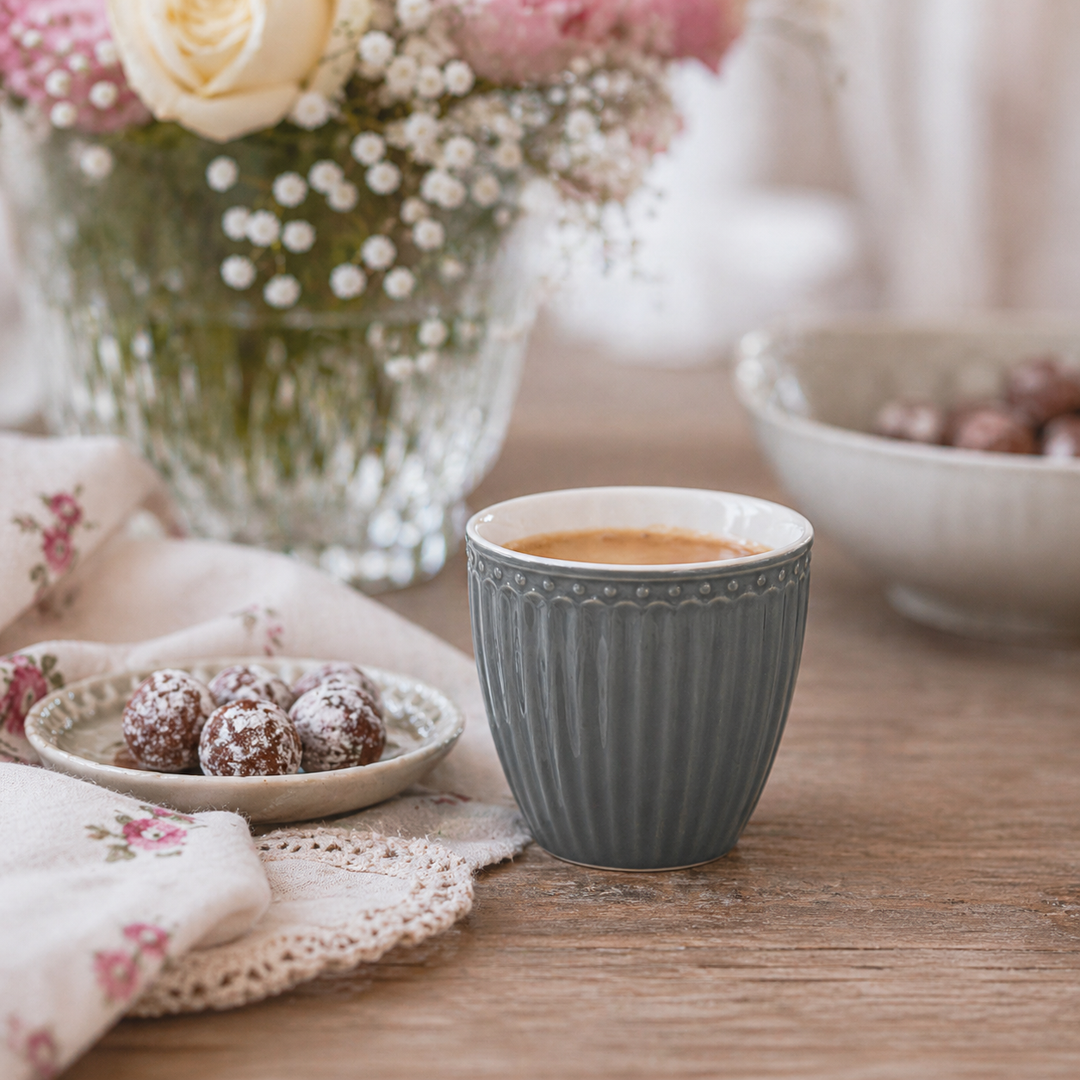 GreenGate Mini Latte Cup Alice steingrau in Nutzung mit Espresso auf Holztisch im skandinavischen Landhausstil