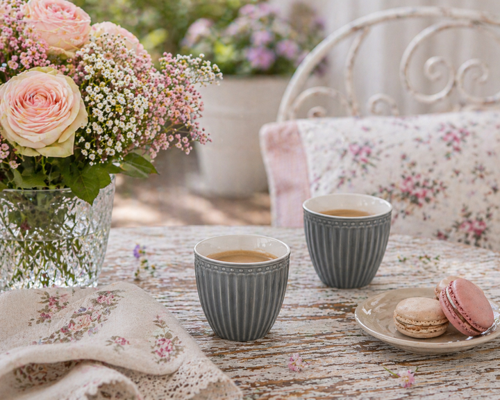 GreenGate Mini Latte Cup Alice steingrau auf sommerlicher Terrasse im Shabby Chic Landhausstil mit Blumen und Gebäck dekoriert