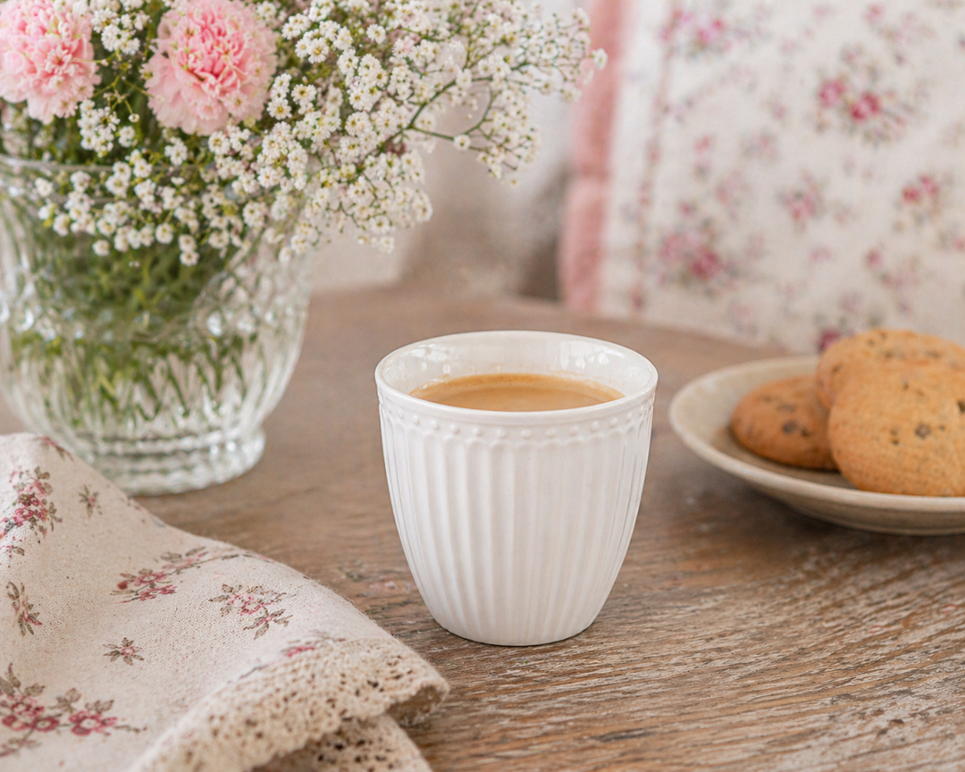 GreenGate Mini Latte Cup Alice weiß auf sommerlicher Terrasse im Shabby Chic Landhausstil mit Blumen und Gebäck dekoriert
