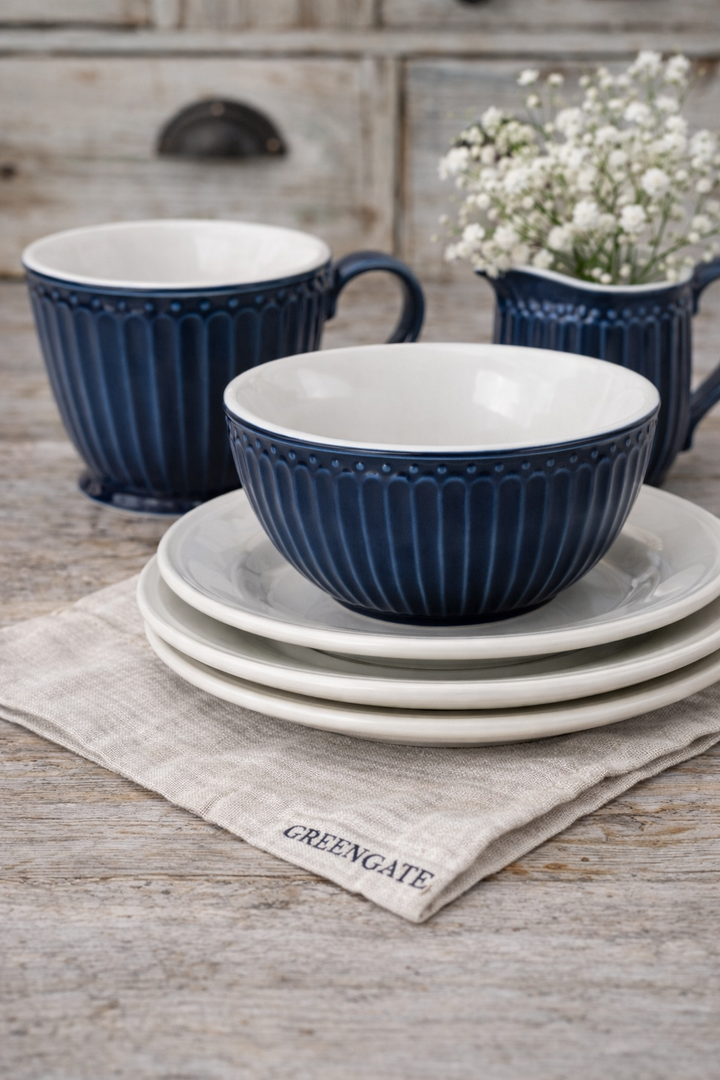 GreenGate Alice Geschirr dunkelblau Müslischale kombiniert mit Tasse und Teller Landhausstil skandinavisches Geschirr