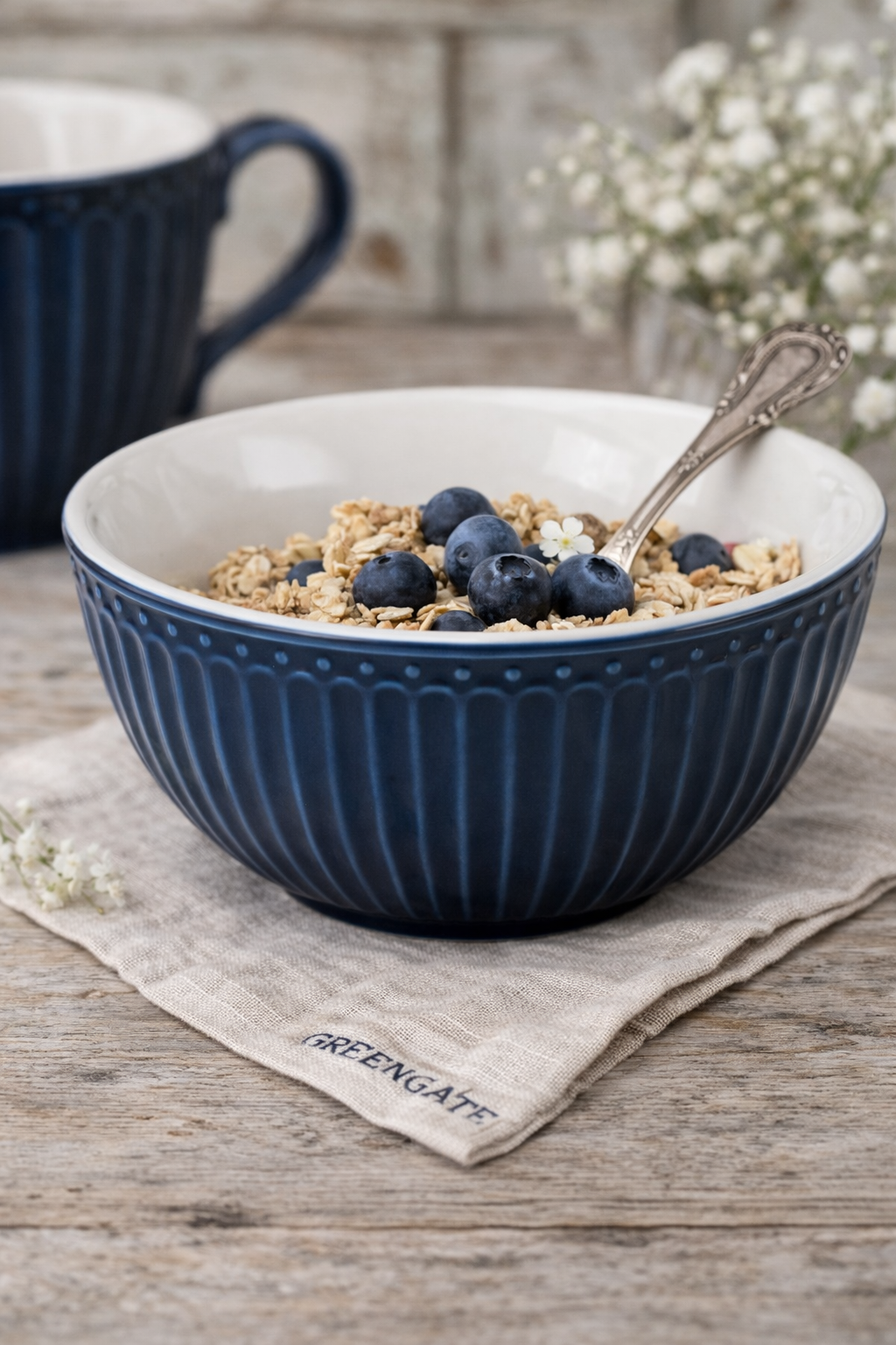 GreenGate Müslischale Alice dunkelblau in Nutzung Frühstücksschale mit Müsli skandinavische Küche Landhausstil