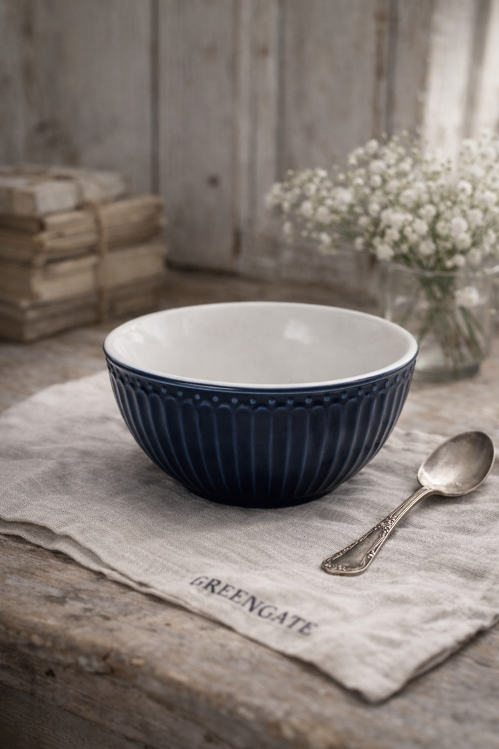 GreenGate Müslischale Alice dunkelblau dekoriert auf Holztisch mit Leinen und Blumen Hygge Landhausstil Atmosphäre