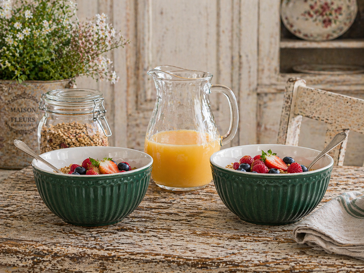 GreenGate Müslischale Alice kieferngrün mit Müsli und Beeren auf rustikalem Holztisch im Landhausstil