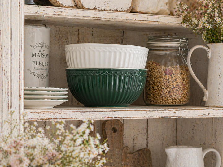 GreenGate Müslischale Alice kieferngrün dekorativ im Regal einer Shabby Chic Landhausküche