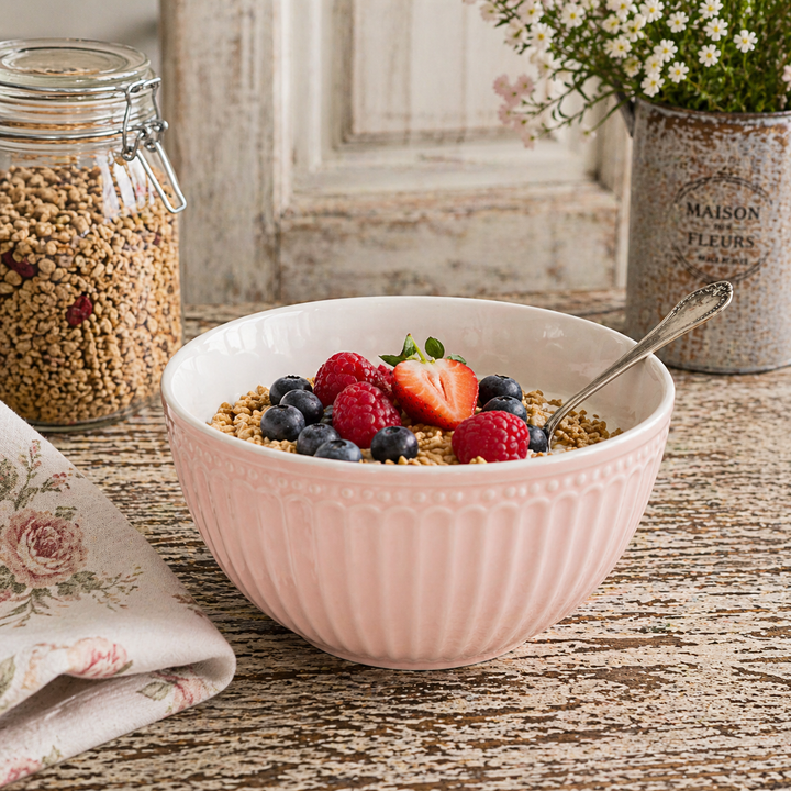 GreenGate Müslischale Alice rosa mit Müsli und Beeren auf rustikalem Holztisch im Landhausstil