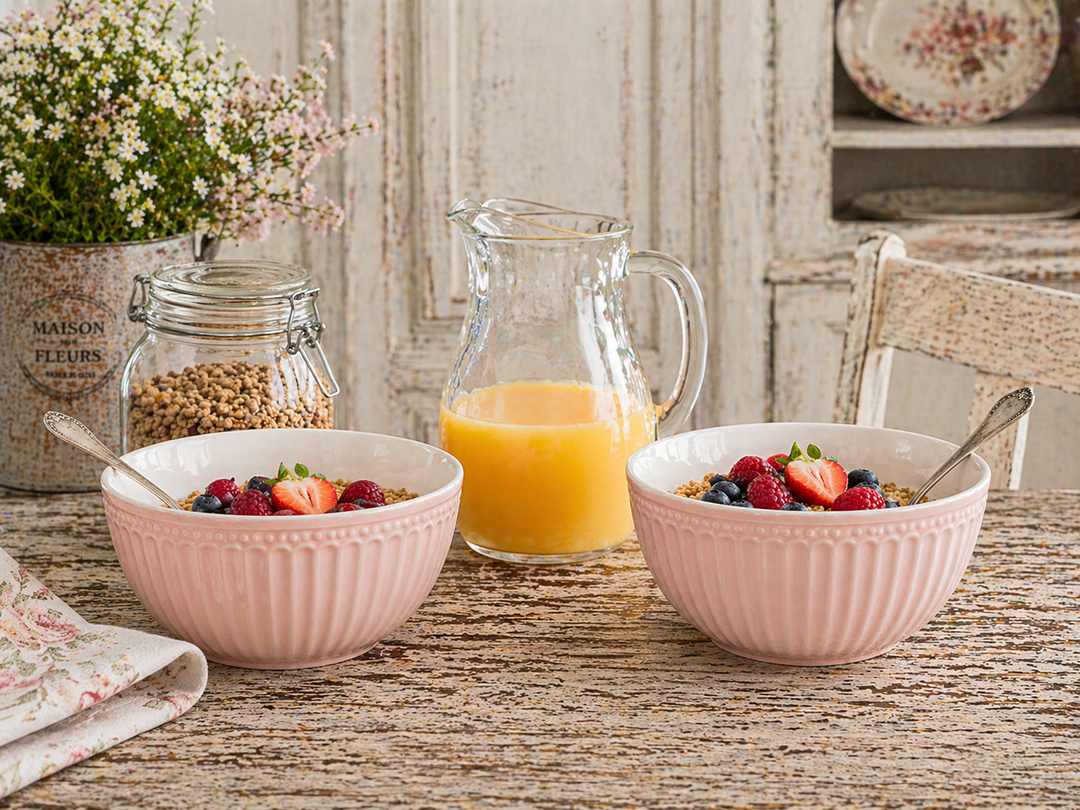 GreenGate Müslischale Alice rosa mit Müsli auf urigem Holztisch neben Saftkanne im Shabby Chic Landhausstil