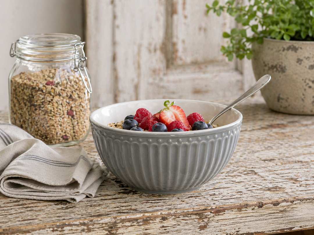 GreenGate Müslischale Alice steingrau mit Müsli und Beeren auf rustikalem Holztisch im Landhausstil