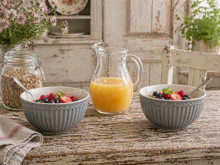 GreenGate Müslischale Alice steingrau mit Müsli auf urigem Holztisch neben Saftkanne im Shabby Chic Landhausstil