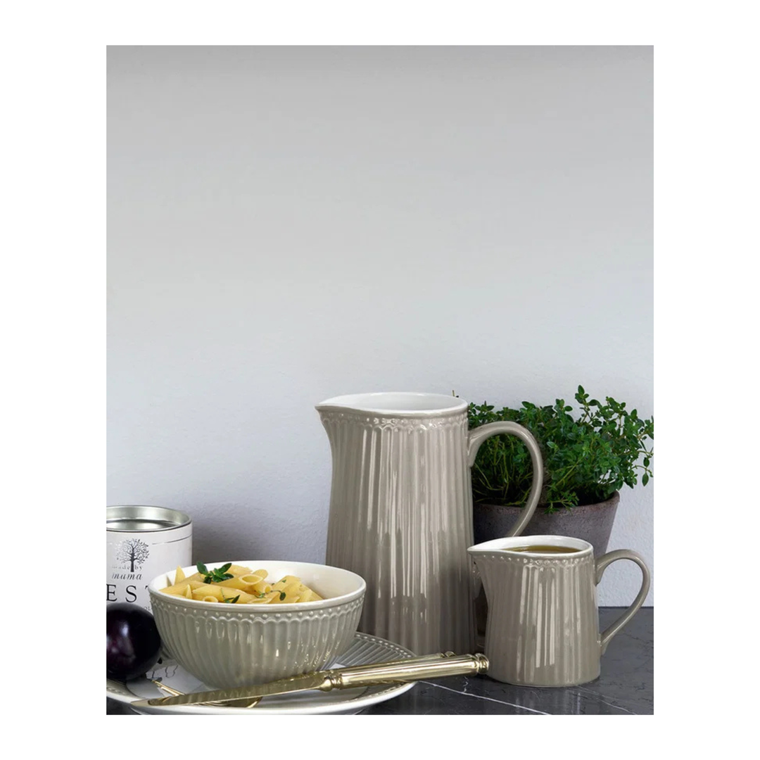 GreenGate Alice Müslischale warmes Grau auf gedecktem Tisch mit Kanne und Becher im skandinavischen Stil