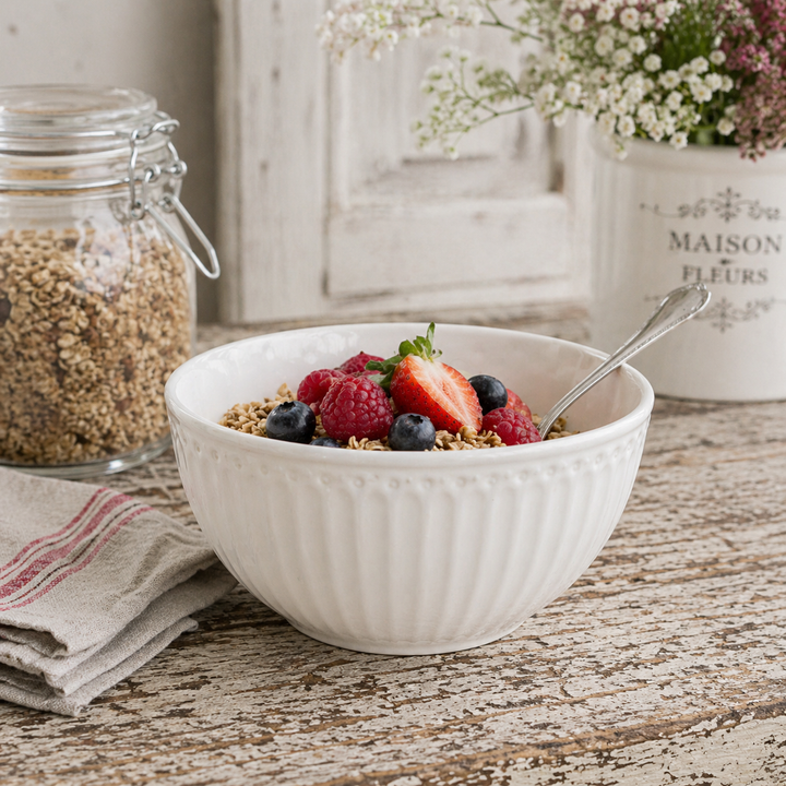 GreenGate Müslischale Alice weiß mit Müsli und Beeren auf rustikalem Holztisch im Landhausstil