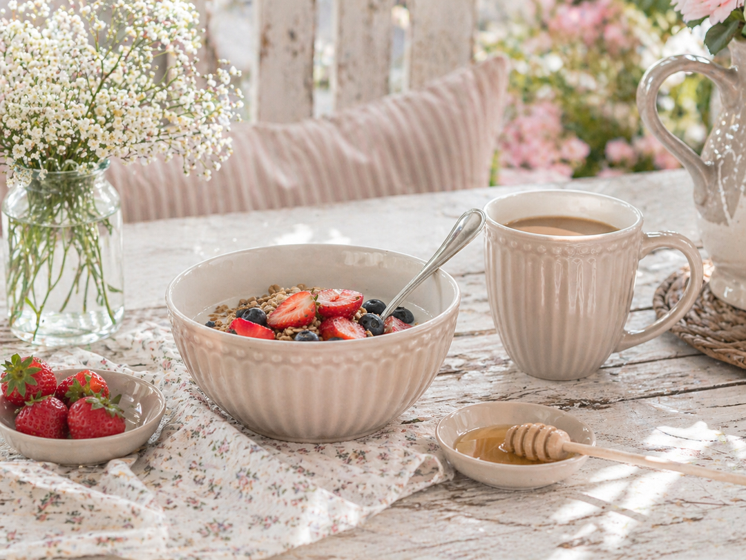 GreenGate Alice Schüssel Fudge auf Terrasse im Sommer mit Beeren und Frühstück im Shabby Chic Landhausstil
