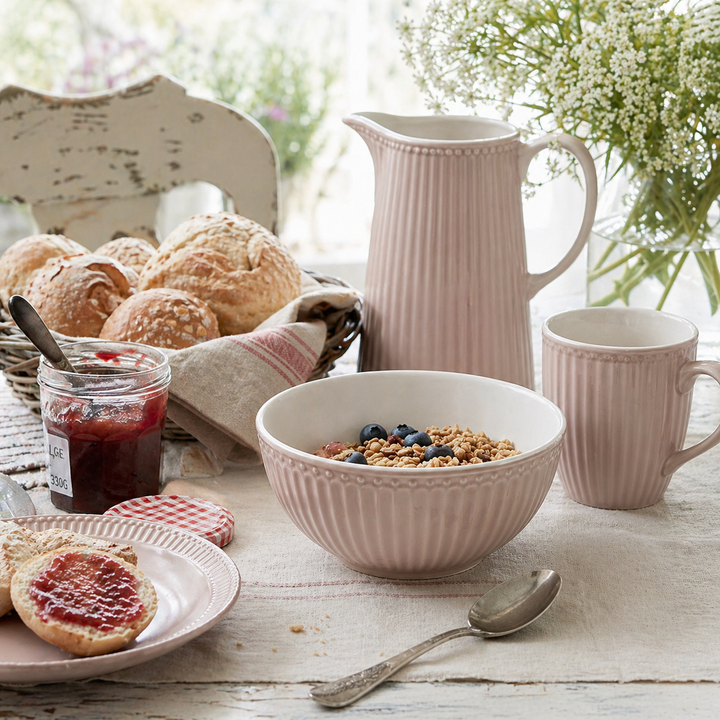 GreenGate Alice Schüssel haselnuss auf Frühstückstisch mit Brötchen und Marmelade im Shabby Chic Landhausstil