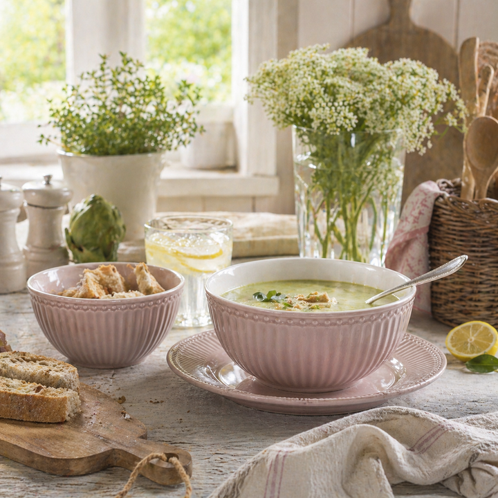 GreenGate Alice Schüssel haselnuss mit Suppe auf Holztisch in sommerlicher Landhausküche