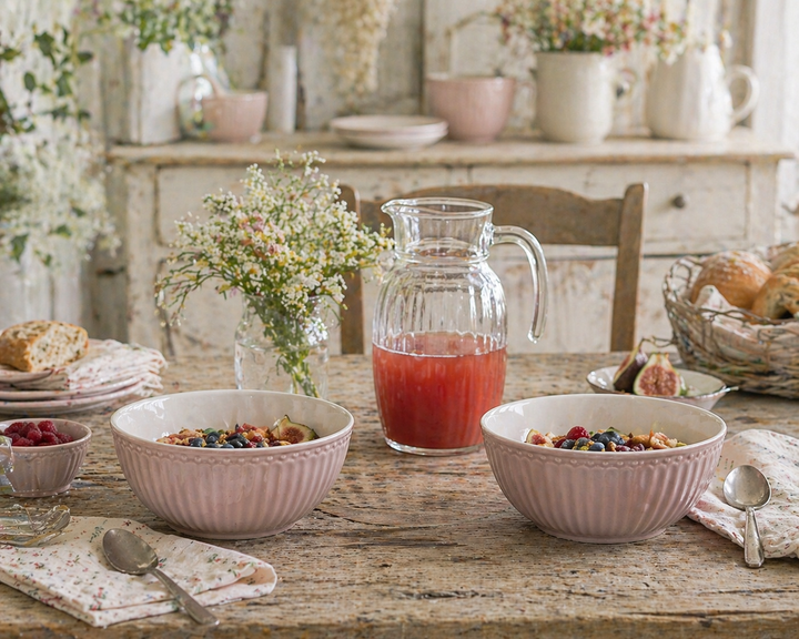 GreenGate Alice Schüsseln haselnuss auf Holztisch mit Saftkanne im Shabby Chic Landhausstil