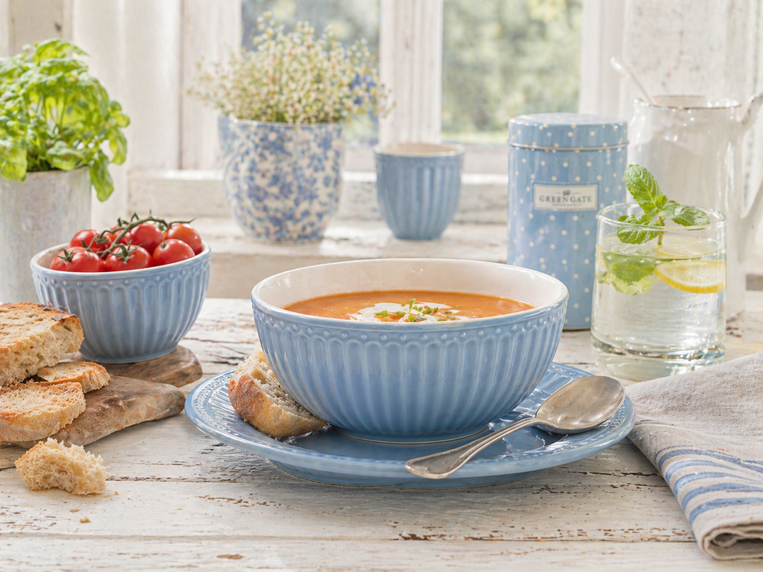 GreenGate Alice Schüssel himmelblau mit Suppe in Landhausküche im Shabby Chic Stil