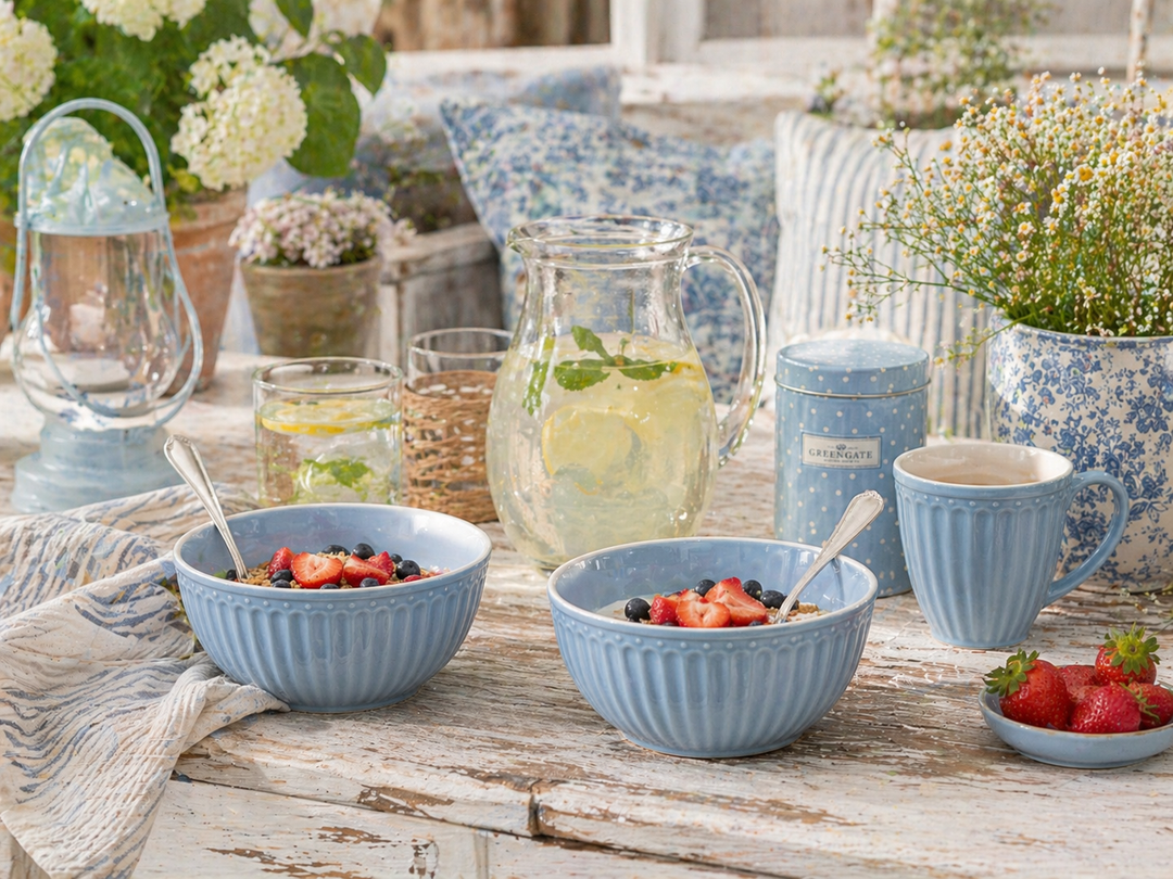 GreenGate Alice Schüsseln himmelblau auf Terrasse im Sommer im Shabby Chic Landhausstil