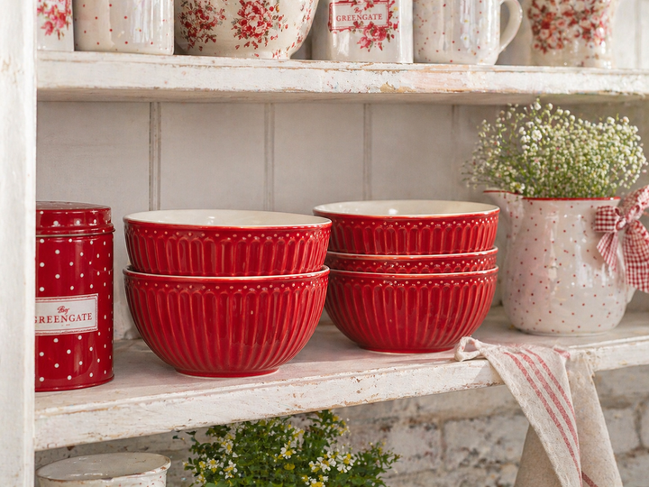 GreenGate Alice Schüsseln rot im Regal einer Shabby Chic Landhausküche