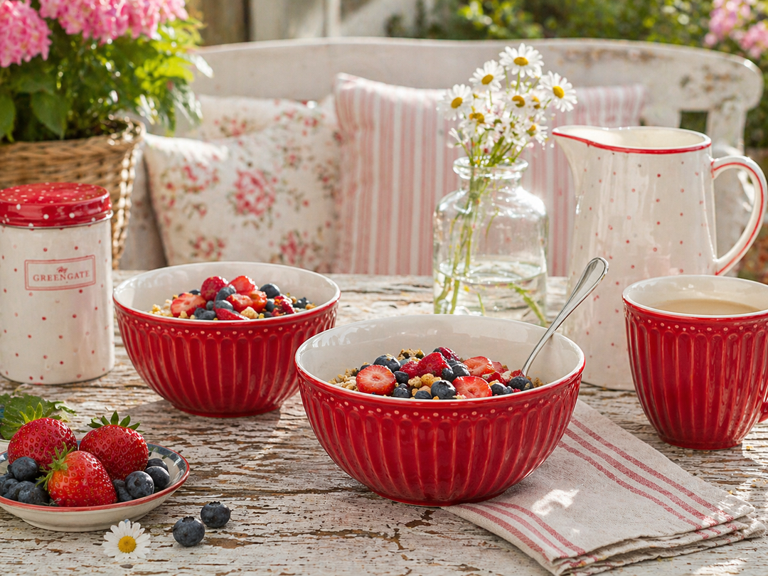 GreenGate Alice Schüsseln rot auf Terrasse im Sommer mit Beeren und Frühstück im Shabby Chic Landhausstil