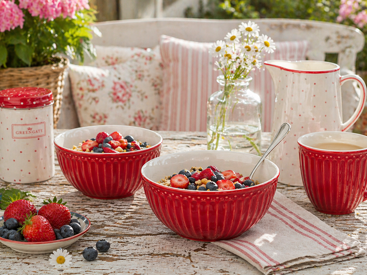 GreenGate Alice Schüsseln rot auf Terrasse im Sommer mit Beeren und Frühstück im Shabby Chic Landhausstil