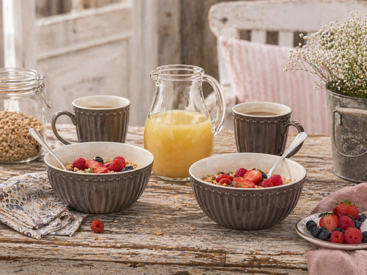 GreenGate Alice Schüsseln schokolade auf Holztisch mit Glaskanne und Saft im Shabby Chic Landhausstil