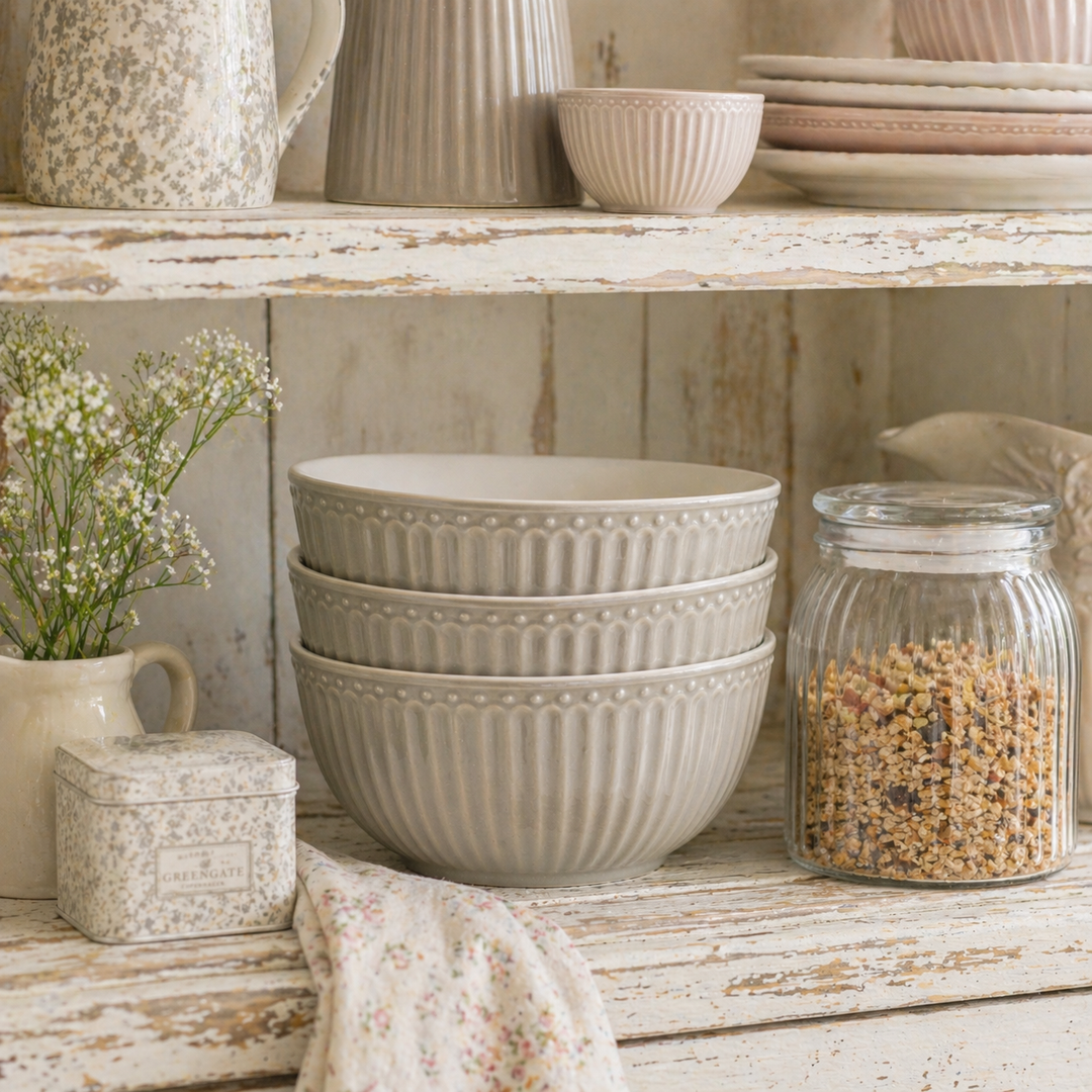 GreenGate Alice Schüsseln warmes Grau im Regal einer Landhausküche im Shabby Chic Stil