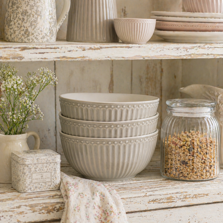 GreenGate Alice Schüsseln warmes Grau im Regal einer Landhausküche im Shabby Chic Stil