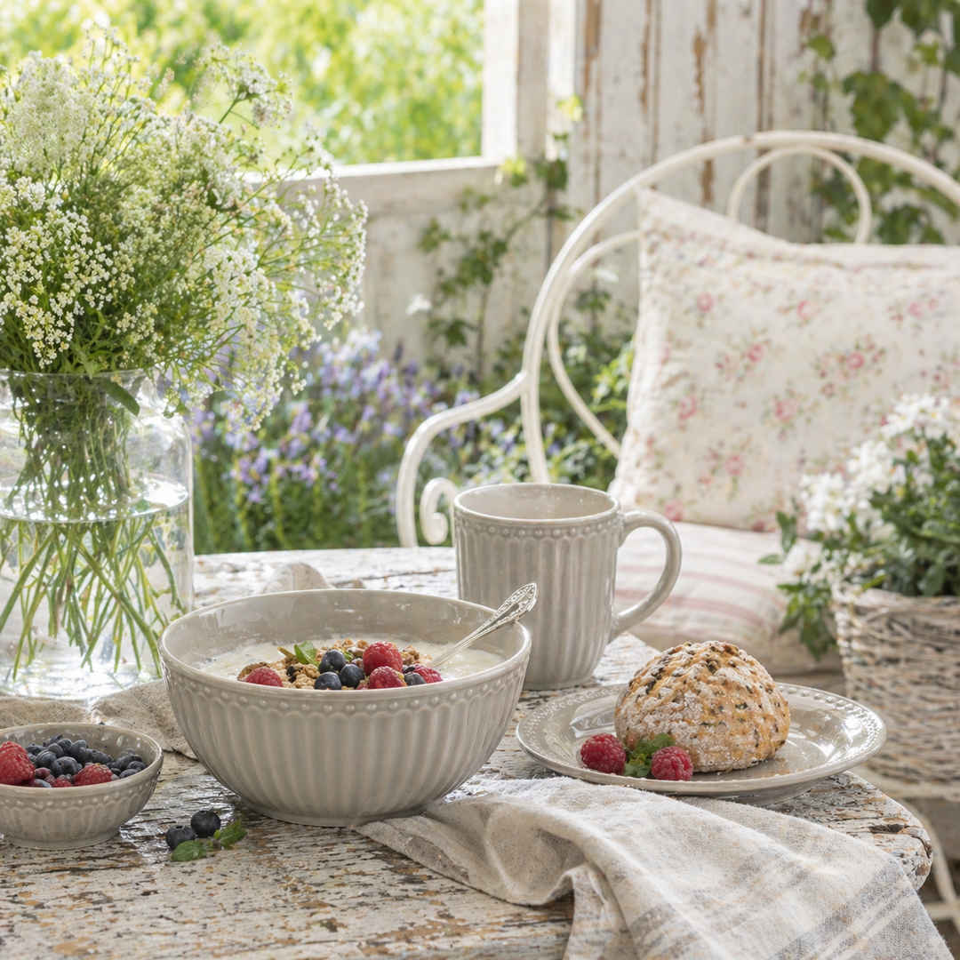 GreenGate Alice Schüssel warmes Grau auf Terrasse mit Beeren und Frühstück im Shabby Chic Landhausstil