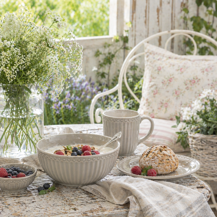 GreenGate Alice Schüssel warmes Grau auf Terrasse mit Beeren und Frühstück im Shabby Chic Landhausstil