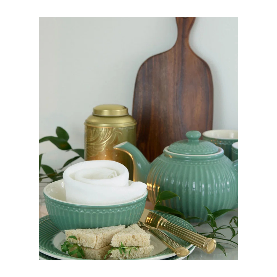GreenGate Alice Frühstücksteller Staubgrün auf gedecktem Tisch mit Teekanne Schale und skandinavischer Dekoration