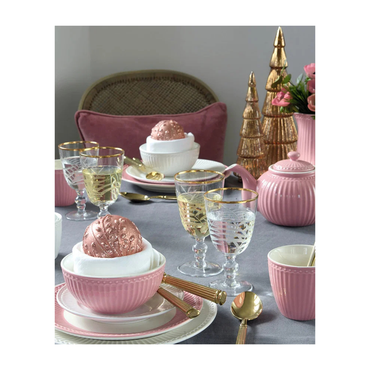 GreenGate Alice Frühstücksteller Staubrosa auf gedecktem Tisch mit Teekanne Geschirr und skandinavischer Dekoration