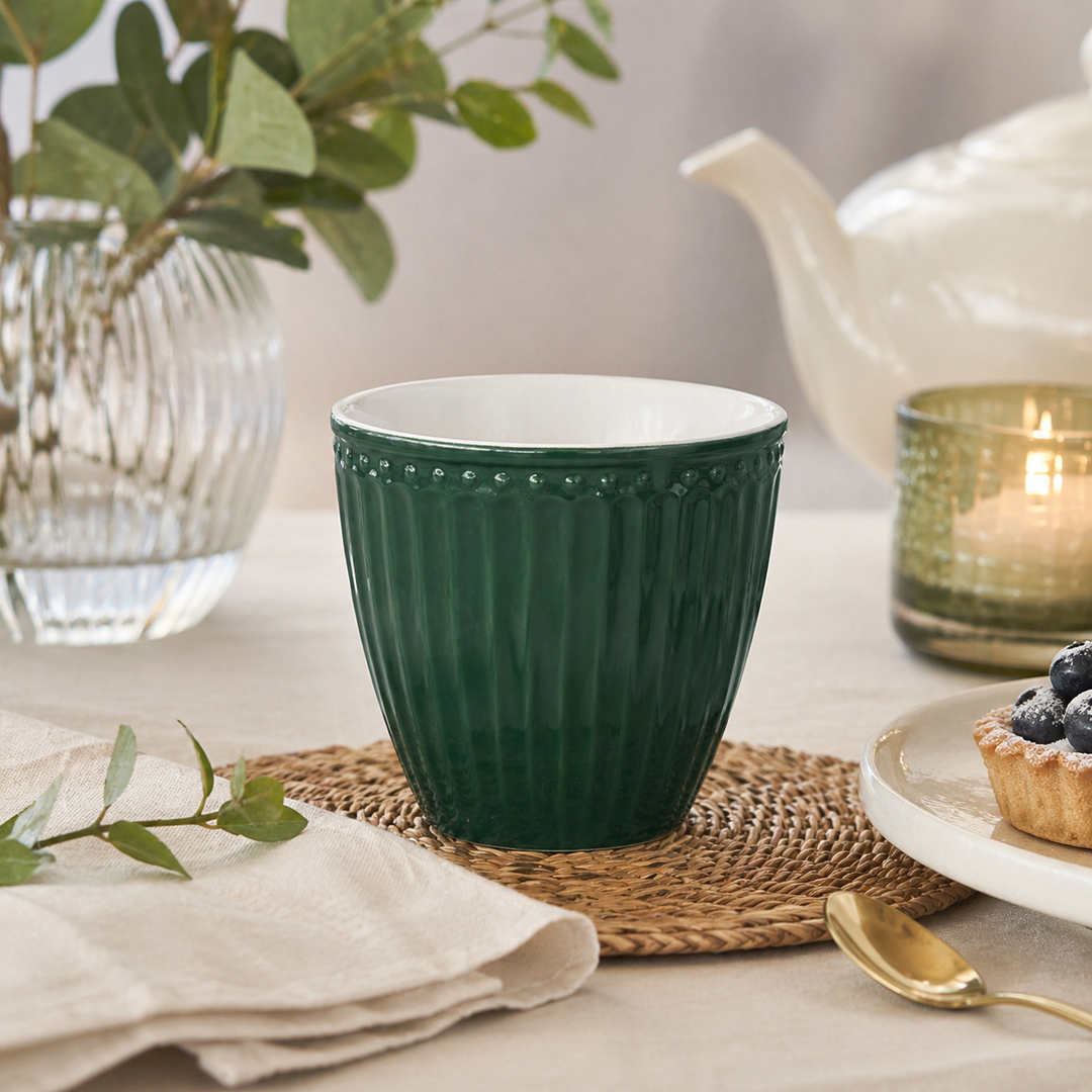 GreenGate Alice Tasse olivgrün in Nutzung bei Kaffee im skandinavischen Hygge Stil
