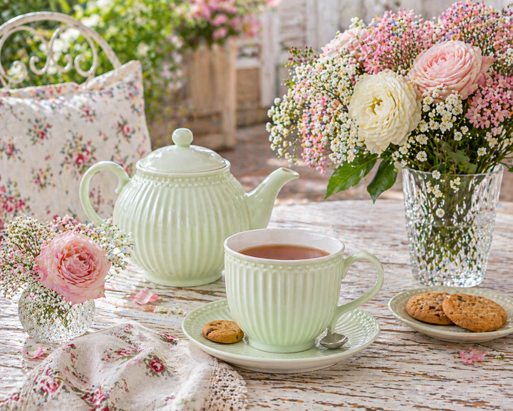 GreenGate Tasse mit Untertasse Alice hellgrün auf sommerlicher Terrasse im Shabby Chic Landhausstil dekoriert