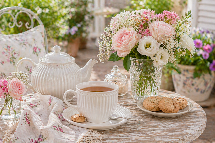 GreenGate Tasse mit Untertasse Alice weiß auf sommerlicher Terrasse im Shabby Chic Landhausstil dekoriert