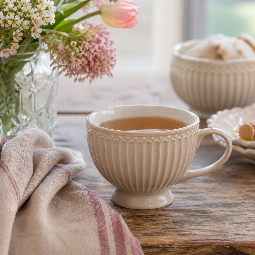 GreenGate Teetasse Alice Fudge in Nutzung mit Tee auf Holztisch im skandinavischen Landhausstil