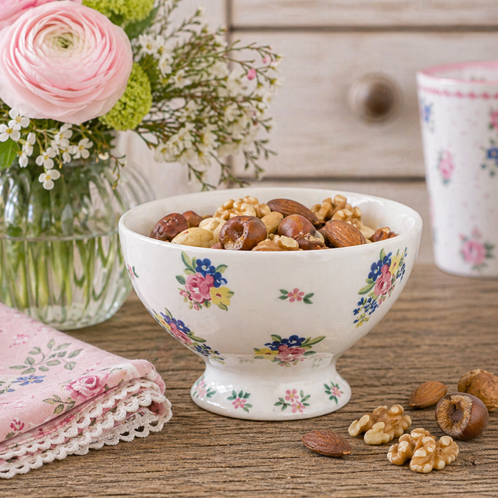 GreenGate Snackschale Augusta weiß geblümt mit Nüssen und Trockenfrüchten auf rustikalem Holztisch im Shabby Chic Landhausstil