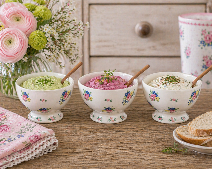 GreenGate Snackschalen Augusta weiß geblümt mit verschiedenen Dips dekoriert auf urigem Holztisch im Shabby Chic Landhausstil