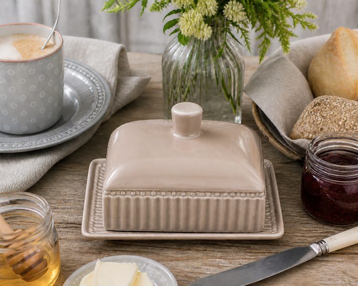 GreenGate Butterdose Alice Fudge M auf sommerlichem Frühstückstisch im Garten im Landhausstil
