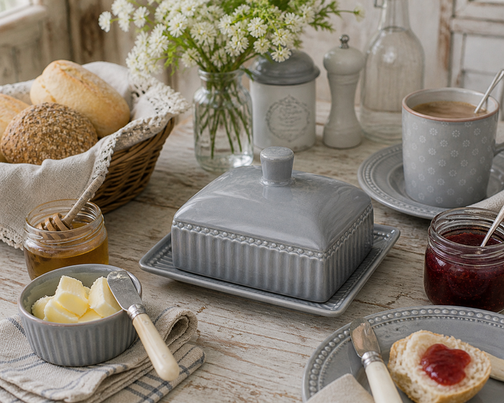 GreenGate Butterdose Alice Steingrau auf Frühstückstisch mit Brötchen, Marmelade und Honig im Landhausstil
