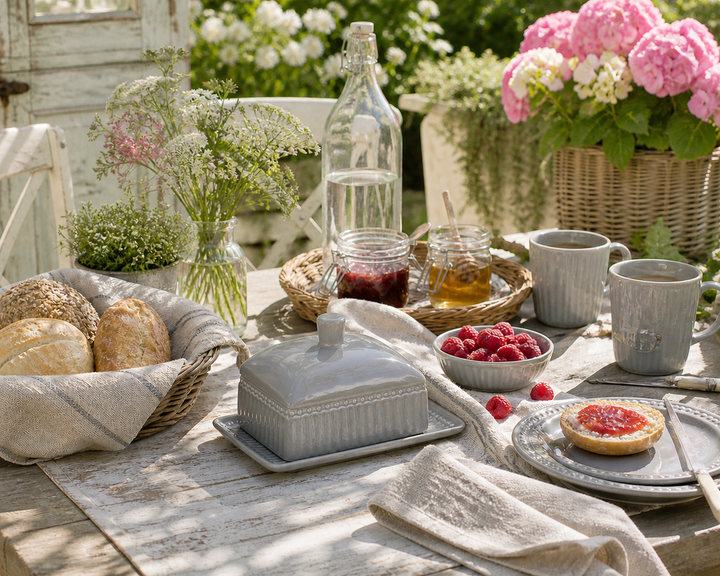 GreenGate Butterdose Alice Steingrau auf sommerlicher Terrasse mit Brötchen und Marmelade im Shabby Chic Stil