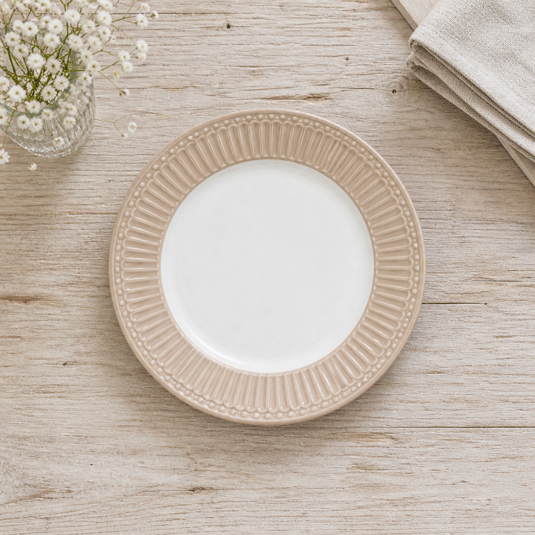 GreenGate Dessertteller Alice beige auf hellem Holztisch im Landhausstil, minimal und clean