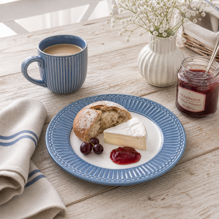 GreenGate Dessertteller Alice hellblau mit weichem Käse, Brötchen und Marmelade auf Holztisch im Landhausstil