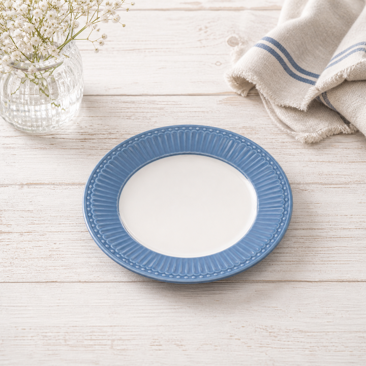GreenGate Dessertteller Alice hellblau auf hellem Holztisch im Landhausstil, minimal und clean