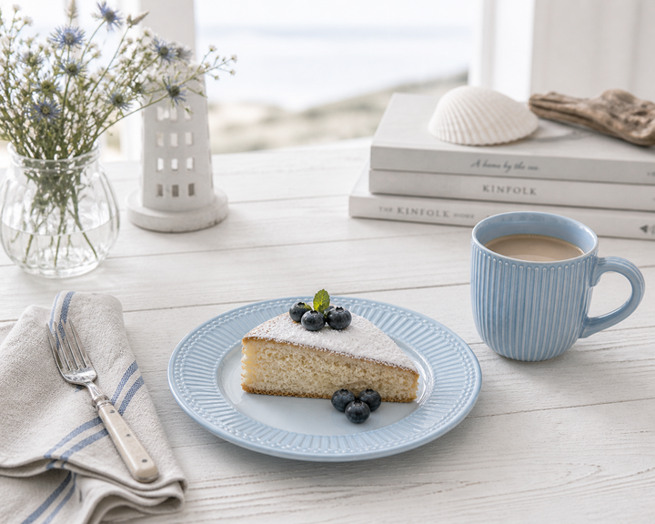 GreenGate Dessertteller Alice hellblau mit Kuchen in heller skandinavischer Küsten Szene, minimal und clean