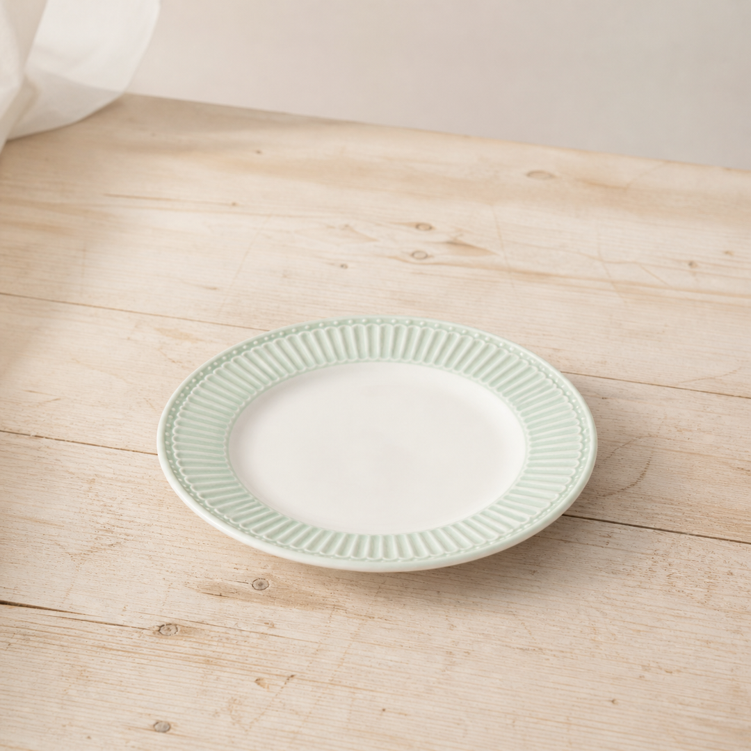 GreenGate Dessertteller Alice hellgrün auf hellem Holztisch im Landhausstil, minimal und clean
