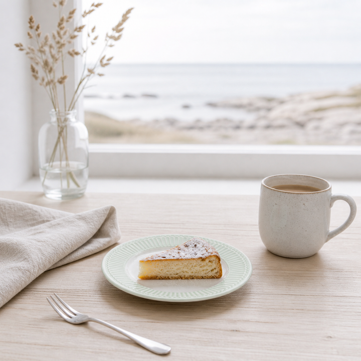 GreenGate Dessertteller Alice hellgrün mit Kuchen in heller skandinavischer Küsten Szene, minimal und clean