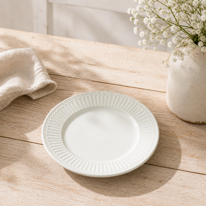 GreenGate Dessertteller Alice weiß auf hellem Holztisch im Landhausstil, minimal und clean